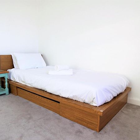 Contemporary Home In Friendly Easton, Free Parking ブリストル エクステリア 写真
